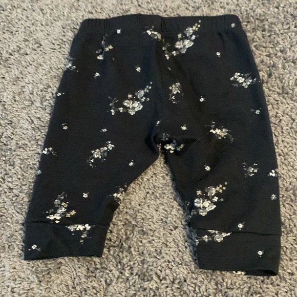 Baby Gap Black Floral Pants Size 0-3 Month EUC - Picture 4 of 4